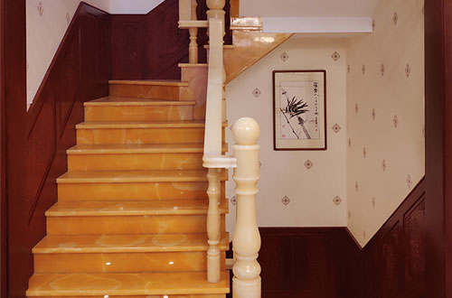 开州中式别墅室内汉白玉石楼梯的定制安装装饰效果