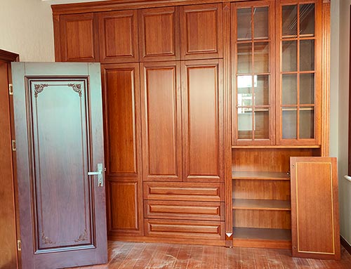 开州中式家庭装修里定制的实木衣柜效果图